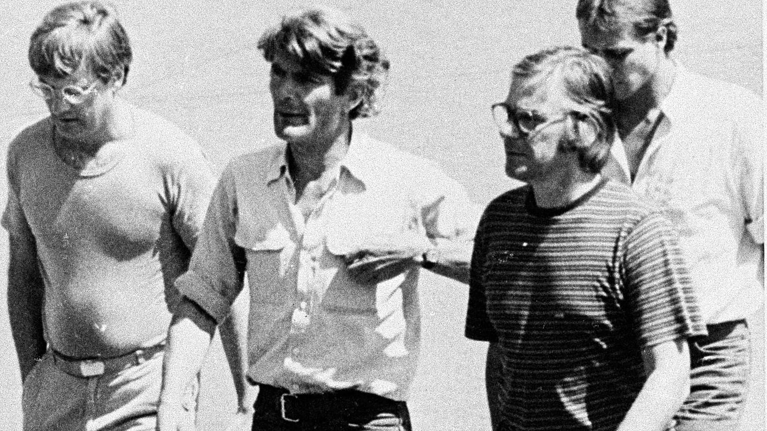En esta foto, de izquierda a derecha, Jan Kuiper, director; Koos Koster, productor; Joop Willemsen, cámara; y Hans ter Laag, técnico de sonido en El Salvador, 11 marzo 1982