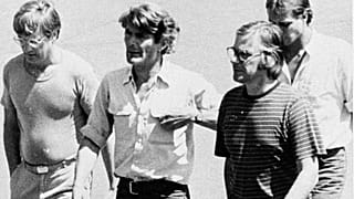 En esta foto, de izquierda a derecha, Jan Kuiper, director; Koos Koster, productor; Joop Willemsen, cámara; y Hans ter Laag, técnico de sonido en El Salvador, 11 marzo 1982