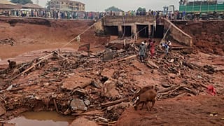 Menschen suchen in einem überschwemmten Gebiet nach einem Regenguss in Mokwa, Nigeria, am Freitag, den 30. Mai 2025.
