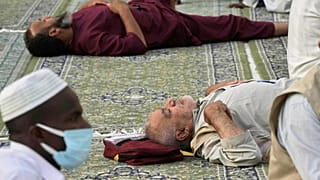 حجاج مسلمون يأخذون قيلولة في المسجد الحرام خلال موسم الحج السنوي، في مكة المكرمة، المملكة العربية السعودية، الثلاثاء 3 يونيو 2025. (AP Photo/Amr Nabil) 