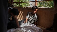 فلسطينيون ينعون عبد الرحمن القدرة، الذي قُتل أثناء توجهه إلى مركز توزيع مساعدات في خان يونس، قطاع غزة، الثلاثاء 3 يونيو/حزيران 2025. (صورة أسوشيتد برس/عبد الكريم حنا)