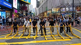 Polizisten errichten Straßensperren im Causeway Bay Viertel am 36. Jahrestag des Tiananmen-Massakers in China, in Hongkong, Mittwoch, 4. Juni 2025.