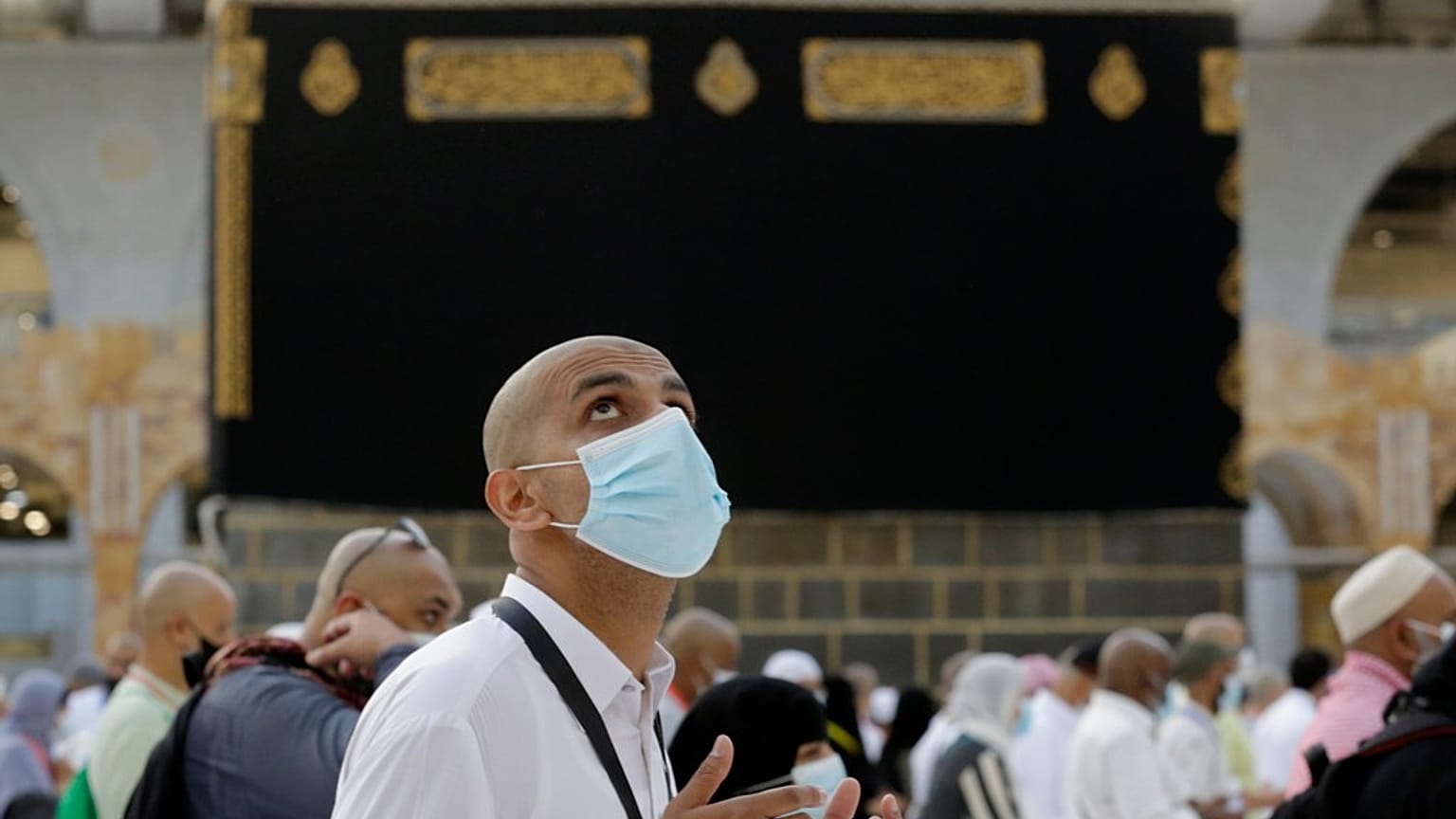 يطوفون حول الكعبة المشرفة مرتدين كمامات الوجه، خلال مناسك الحج السنوية، في مدينة مكة المكرمة، المملكة العربية السعودية، يوم الثلاثاء 20 يوليو/تموز 2021. 