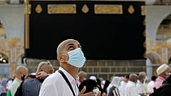 يطوفون حول الكعبة المشرفة مرتدين كمامات الوجه، خلال مناسك الحج السنوية، في مدينة مكة المكرمة، المملكة العربية السعودية، يوم الثلاثاء 20 يوليو/تموز 2021. 
