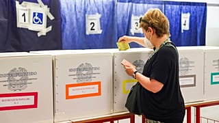 Una votante deposita su voto, Milán, Italia, 12 de junio de 2022.