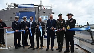 Ο υπουργός Εθνικής Άμυνας, Νίκος Δένδιας, στην τελετή καθέλκυσης της Φρεγάτας «ΦΟΡΜΙΩΝ»