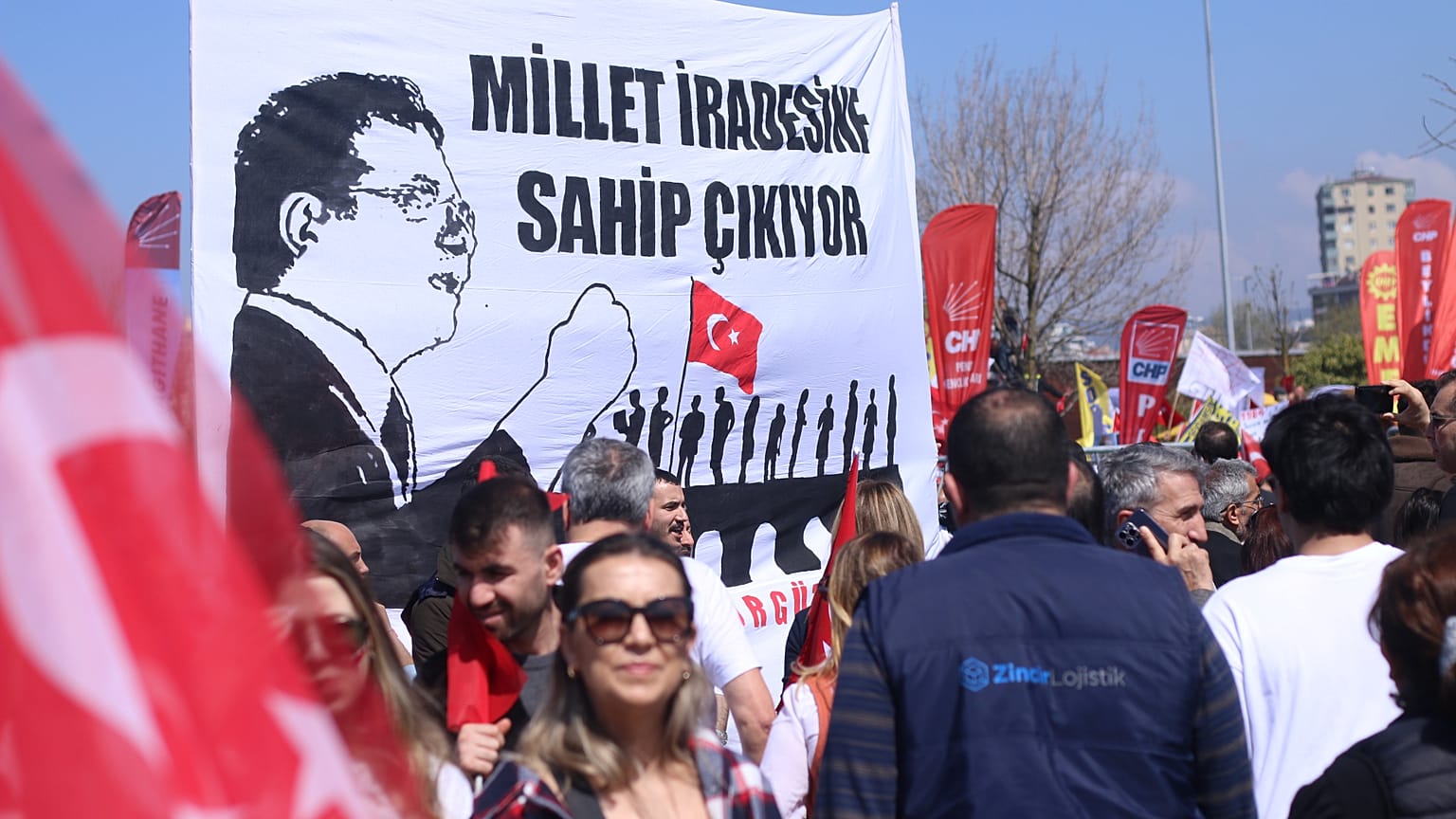 Sostenitori del partito reggono lo striscione di Ekrem İmamoğlu durante il raduno del CHP a Maltepe