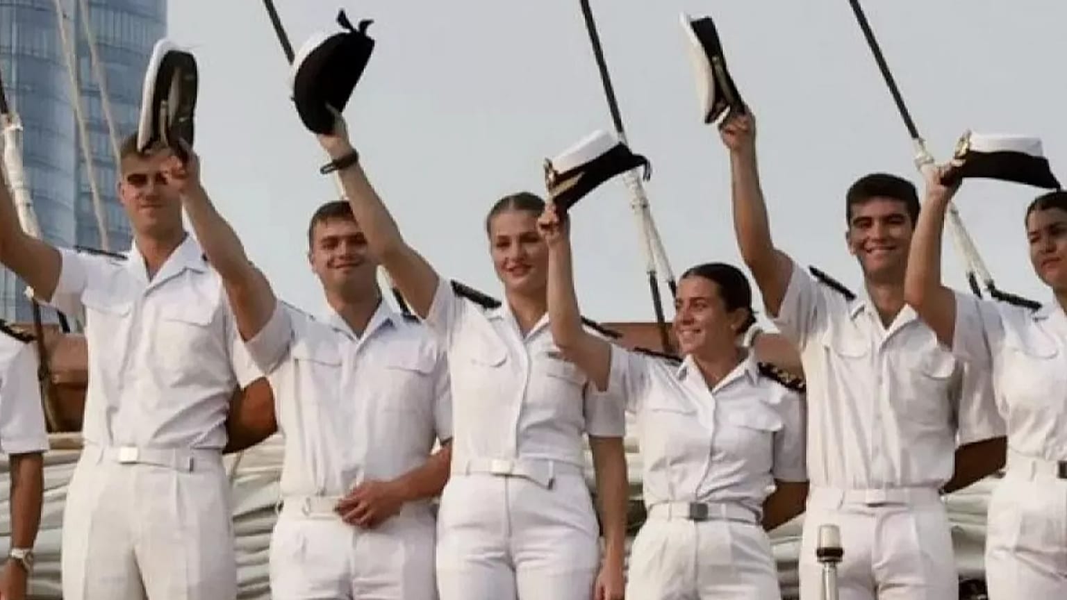 La princesa Leonor con sus compañeros cadetes de la Armada en el buque escuela Juan Sebastián de Elcano de la Armada Real Española
