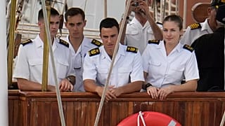 La Principessa Leonor con i suoi compagni cadetti della Marina sulla nave scuola Juan Sebastián de Elcano della Marina Reale Spagnola.