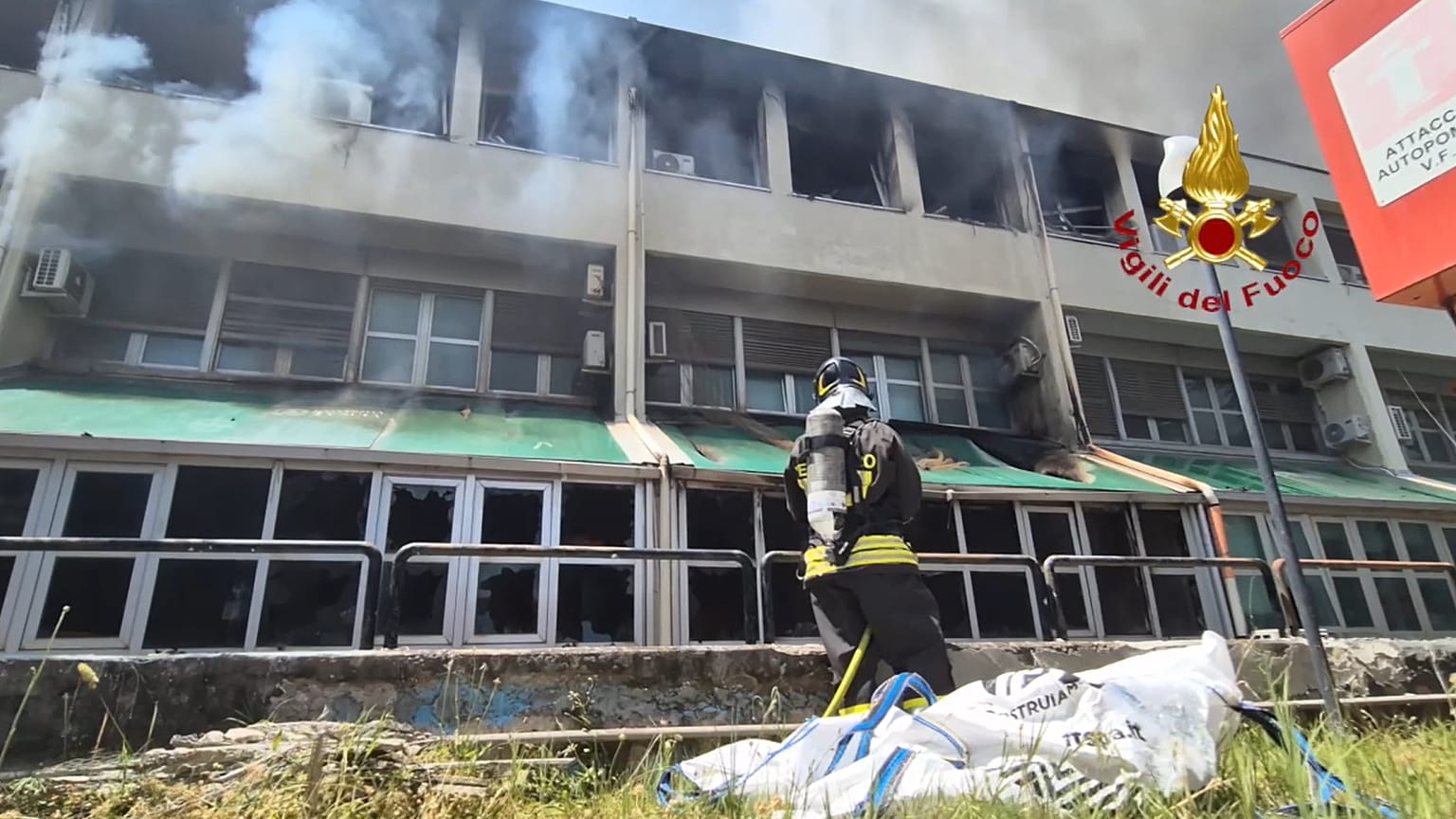 Un vigile del fuoco impegnato a spegnere il rogo scoppiato all'università della Tuscia di Viterbo (4 giugno 2025)