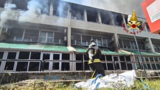 Un vigile del fuoco impegnato a spegnere il rogo scoppiato all'università della Tuscia di Viterbo (4 giugno 2025)