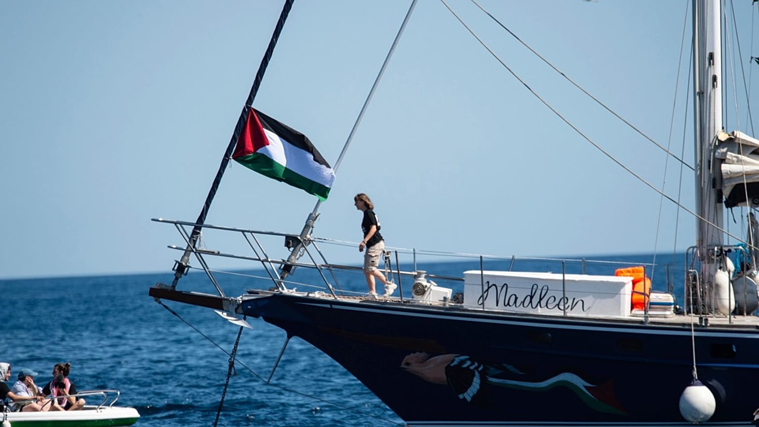 الناشطة المناخية جريتا ثونبرج تصعد على متن سفينة مادلين قبل الإبحار إلى غزة برفقة نشطاء من تحالف أسطول الحرية، الأحد 1 يونيو 2025.