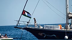 الناشطة المناخية جريتا ثونبرج تصعد على متن سفينة مادلين قبل الإبحار إلى غزة برفقة نشطاء من تحالف أسطول الحرية، الأحد 1 يونيو 2025.