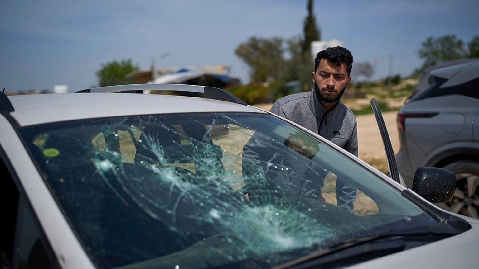 باسل عدرا، المخرج الفلسطيني لفيلم "لا أرض أخرى" الفائز بجائزة الاوسكار في موقع تعرض لهجمات المستوطنين في الخليل، 25 مارس 2025