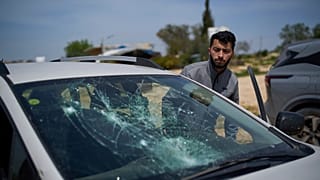 باسل عدرا، المخرج الفلسطيني لفيلم "لا أرض أخرى" الفائز بجائزة الاوسكار في موقع تعرض لهجمات المستوطنين في الخليل، 25 مارس 2025