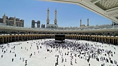 Müslüman hacılar, Suudi Arabistan'ın kutsal şehri Mekke'de, yıllık Hac ziyareti sırasında Ulu Cami'deki Kabe'nin etrafında tavaf yaparken, 4 Haziran 2025