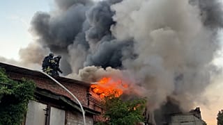 SCREENSHOT - Charkiw steht in Flammen, Zerstörung durch russische Angriffe, viele Verletzte