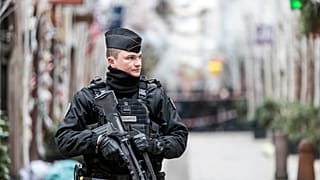 Nesta foto de arquivo de 12 de dezembro de 2018, um gendarme francês fica de guarda após um tiroteio na cidade de Estrasburgo, no leste da França.