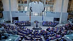 Blick auf eine Parlamentssitzung im Deutschen Bundestag, Berlin.