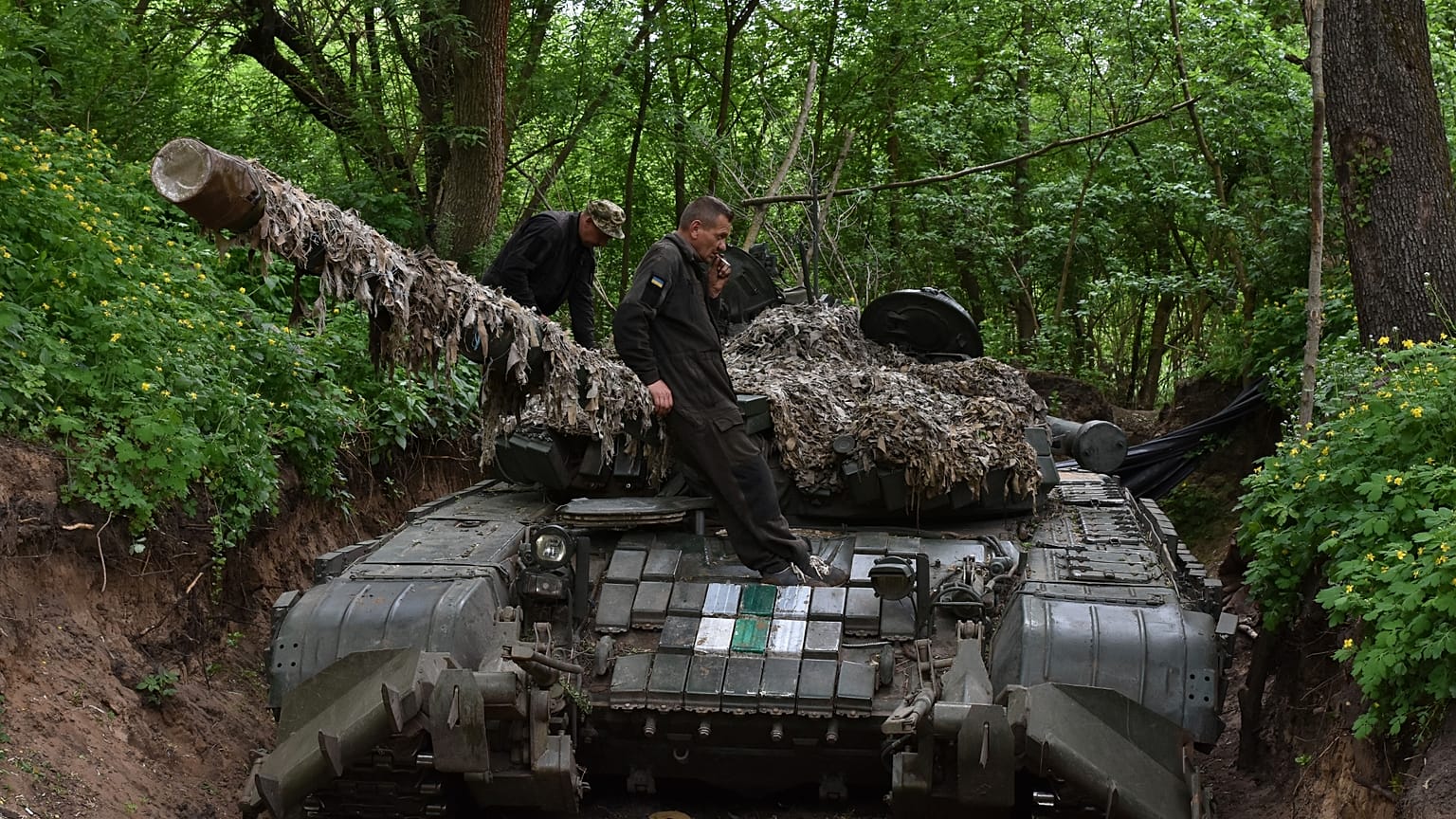 Ukrainian servicemen of the 65th brigade prepare their tank for the next operation to defend their positions at the frontline in Zaporizhzhia region, Ukraine. 18 April 2024.