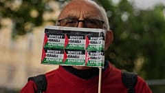 متظاهر مؤيد للفلسطينيين يرفع لافتة في احتجاج خارج مبنى البرلمان خلال أسئلة رئيس الوزراء كير ستارمر في لندن، الأربعاء 4 يونيو 2025. 