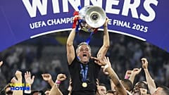 PSG-Trainer Luis Enrique stemmt die Champions-League-Trophäe im 30.06.2025 Finale in München nach dem 5:0-Sieg gegen Inter Mailand