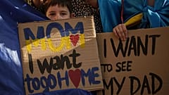 Ukrainische Kinder halten Transparente während eines Protestes vor der russischen Botschaft in Bukarest, Rumänien, Samstag, 14. Oktober 2023. 