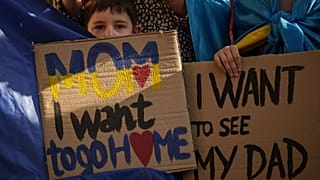 Ukrainische Kinder halten Transparente während eines Protestes vor der russischen Botschaft in Bukarest, Rumänien, Samstag, 14. Oktober 2023. 