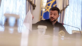 الرئيس الأوكراني فولوديمير زيلينسكي يتحدث إلى الصحفيين خلال مؤتمر صحفي في كييف، أوكرانيا، يوم الأربعاء 4 يونيو 2025.