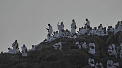 Muslimische Pilger beten auf dem felsigen Hügel, der als Berg der Barmherzigkeit bekannt ist, auf der Ebene von Arafat während der jährlichen Hajj-Pilgerfahrt in der Nähe von Mekka, Saudi-Arabien, am 5. Juni 2025.