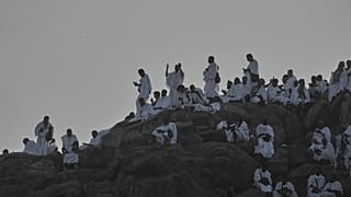 Muslimische Pilger beten auf dem felsigen Hügel, der als Berg der Barmherzigkeit bekannt ist, auf der Ebene von Arafat während der jährlichen Hajj-Pilgerfahrt in der Nähe von Mekka, Saudi-Arabien, am 5. Juni 2025.