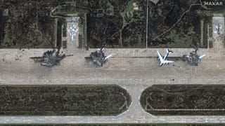 Esta imagem de satélite fornecida pela Maxar Technologies mostra os danos causados por um ataque de um drone ucraniano contra a base aérea de Belaya, na Sibéria Oriental, a 4 de junho de 2025
