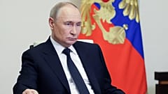  Il presidente russo, Vladimir Putin, ha parlato al telefono mercoledì con Papa Leone e Trump