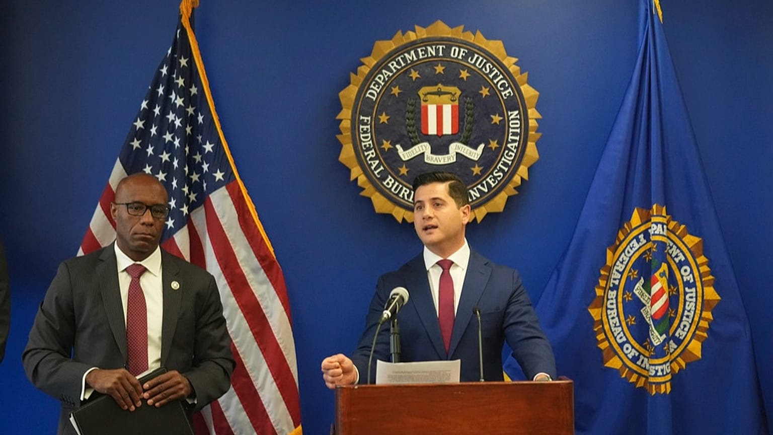 Bill Essayli amerikai ügyész és Akil Davis, az FBI Los Angeles-i területi irodájának igazgatóhelyettese sajtótájékoztatón Los Angelesben, 2025. június 4-én, szerdán.