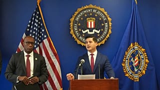 Le procureur Bill Essayli et le directeur adjoint du bureau de Los Angeles du FBI, Akil Davis, lors d'une conférence de presse à Los Angeles, le mercredi 4 juin 2025.