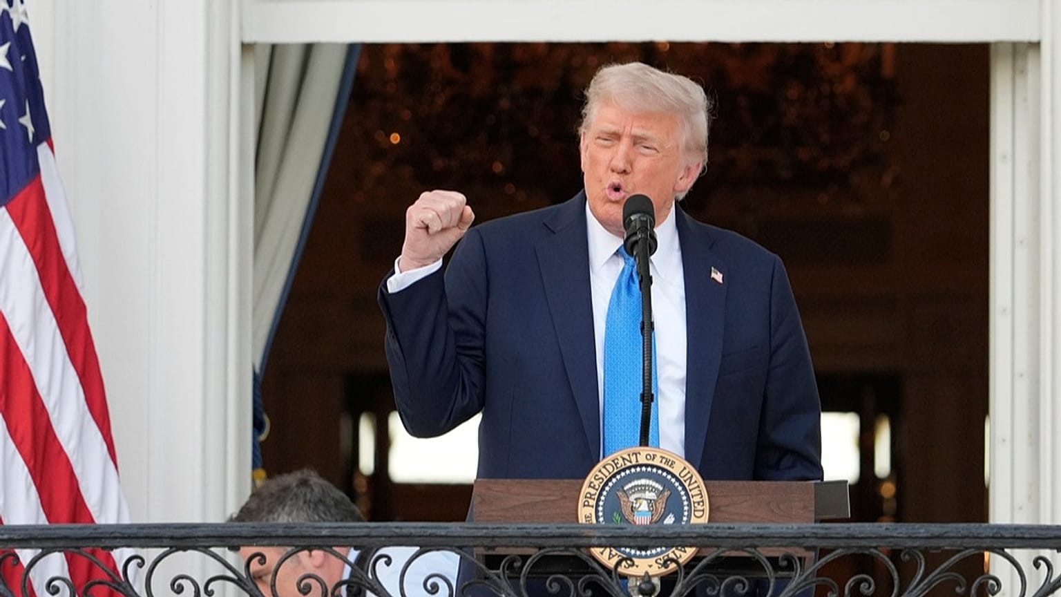 Le président Donald Trump s'exprime lors d'une soirée d'été sur la pelouse sud de la Maison Blanche, mercredi 4 juin 2025, à Washington