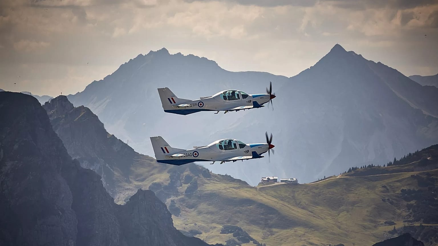 Grob Aircraft hat mit Helsing einen Deal: Das Softwareunternehmen aus der Rüstung hat den Flugzeughersteller gekauft.