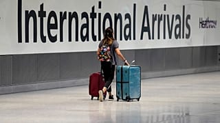 Una pasajera llega a la terminal 5 del aeropuerto de Heathrow, en Londres, el 2 de agosto de 2021.
