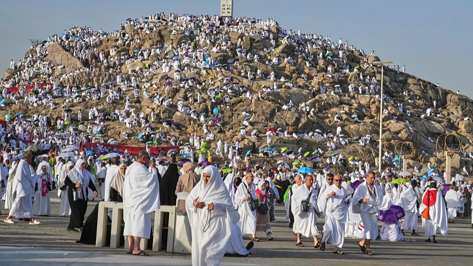 حجاج مسلمون يتجمعون على جبل عرفة خلال موسم الحج السنوي قرب مكة، الخميس 5 حزيران/يونيو 2025.