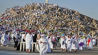 حجاج مسلمون يتجمعون على جبل عرفة خلال موسم الحج السنوي قرب مكة، الخميس 5 حزيران/يونيو 2025.
