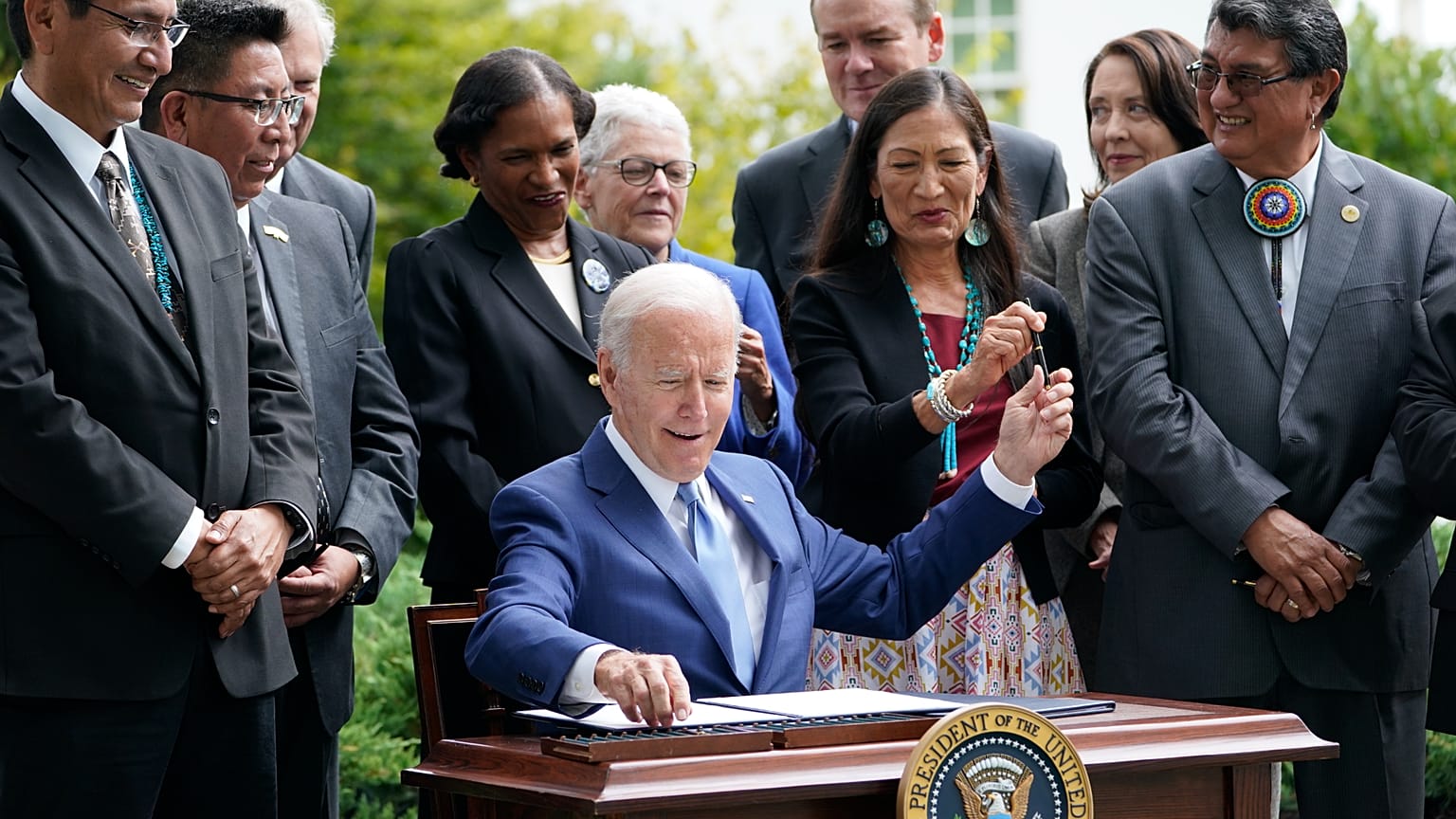 ARQUIVO: O presidente dos EUA, Joe Biden, entrega uma caneta à secretária do Interior, Deb Haaland, enquanto assina uma proclamação no relvado norte da Casa Branca, em Washington, a 8 de outubro de 2021