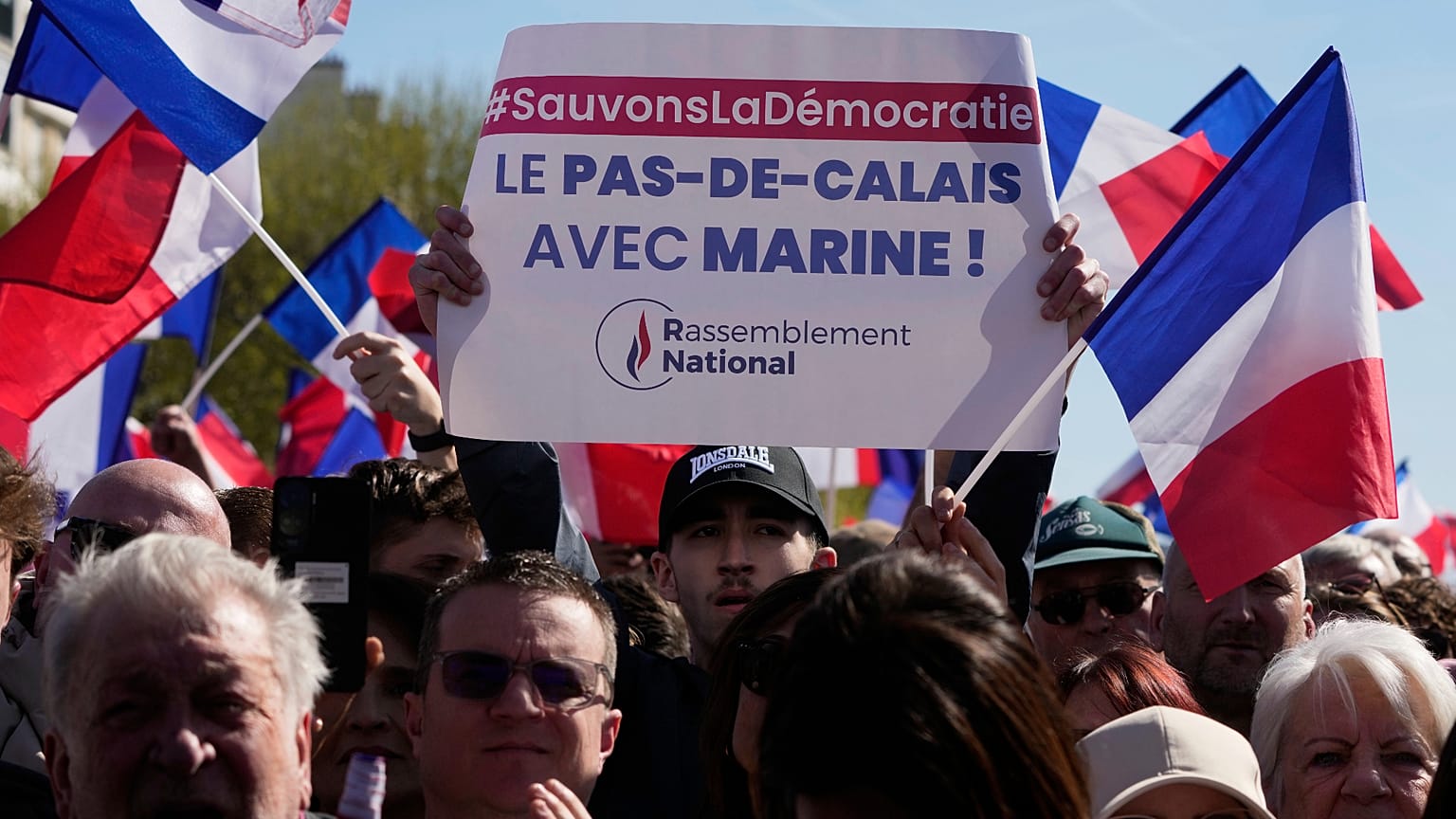 Marine Le Pen mellett tüntetők Pas-de-Calais régióból április 6-án Párizsban