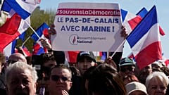 Marine Le Pen mellett tüntetők Pas-de-Calais régióból április 6-án Párizsban