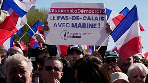 Marine Le Pen mellett tüntetők Pas-de-Calais régióból április 6-án Párizsban