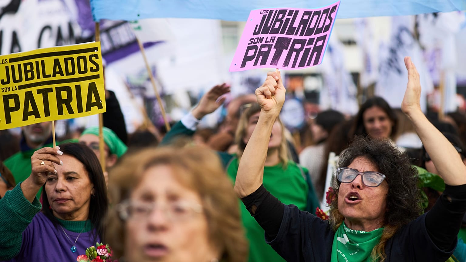 Manifestantes anti-governamentais reuniram-se durante um protesto semanal a exigir melhores pensões para os reformados, em Buenos Aires, Argentina, quarta-feira, 4 de junho de 2025