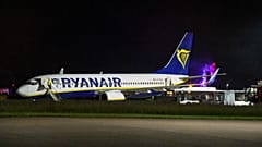 Ein Ryanair-Passagierflugzeug steht am Mittwoch, 4. Juni 2025, auf dem Vorfeld des Flughafens Memmingen in Süddeutschland, nachdem die Maschine aufgrund von Turbulenzen notgelandet ist.