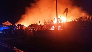 حريق اندلع بعد هجوم روسي بمسيّرات على بريلوكي في منطقة تشيرنيهيف، الخميس 5 حزيران/يونيو 2025.