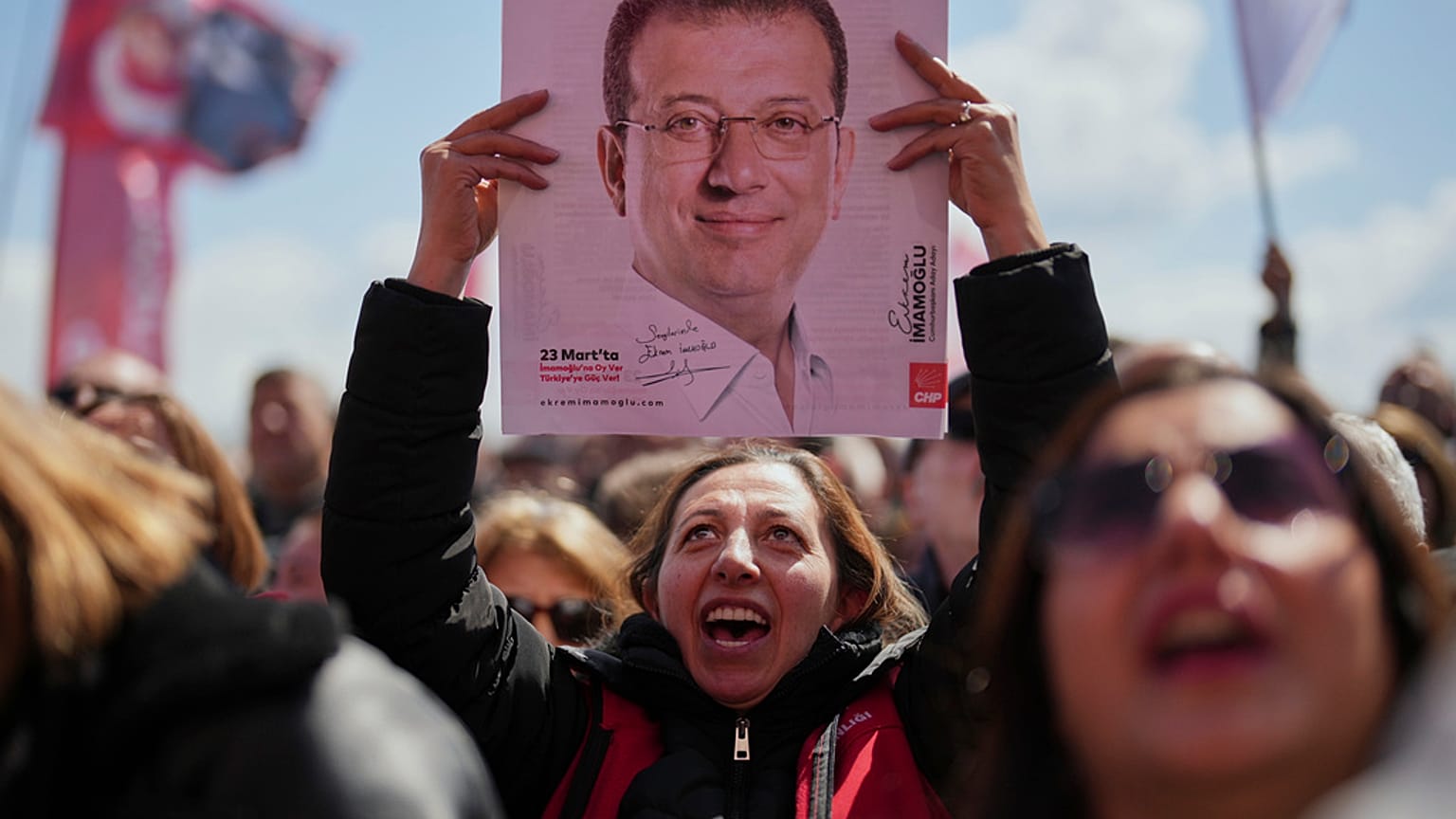 İBB Başkanı Ekrem İmamoğlu'nun fotoğraflarını taşıyan destekçiler, tutuklu bulunduğu Silivri Cezaevi'nin dışında gösteri düzenledi, 11 Nisan 2025.