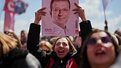İBB Başkanı Ekrem İmamoğlu'nun fotoğraflarını taşıyan destekçiler, tutuklu bulunduğu Silivri Cezaevi'nin dışında gösteri düzenledi, 11 Nisan 2025.