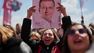 İBB Başkanı Ekrem İmamoğlu'nun fotoğraflarını taşıyan destekçiler, tutuklu bulunduğu Silivri Cezaevi'nin dışında gösteri düzenledi, 11 Nisan 2025.